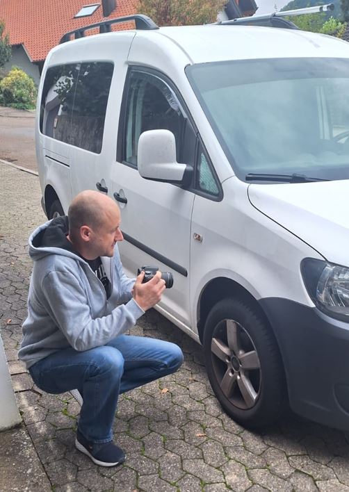 Andreas Böck bei der Begutachtung eines Fahrzeugs